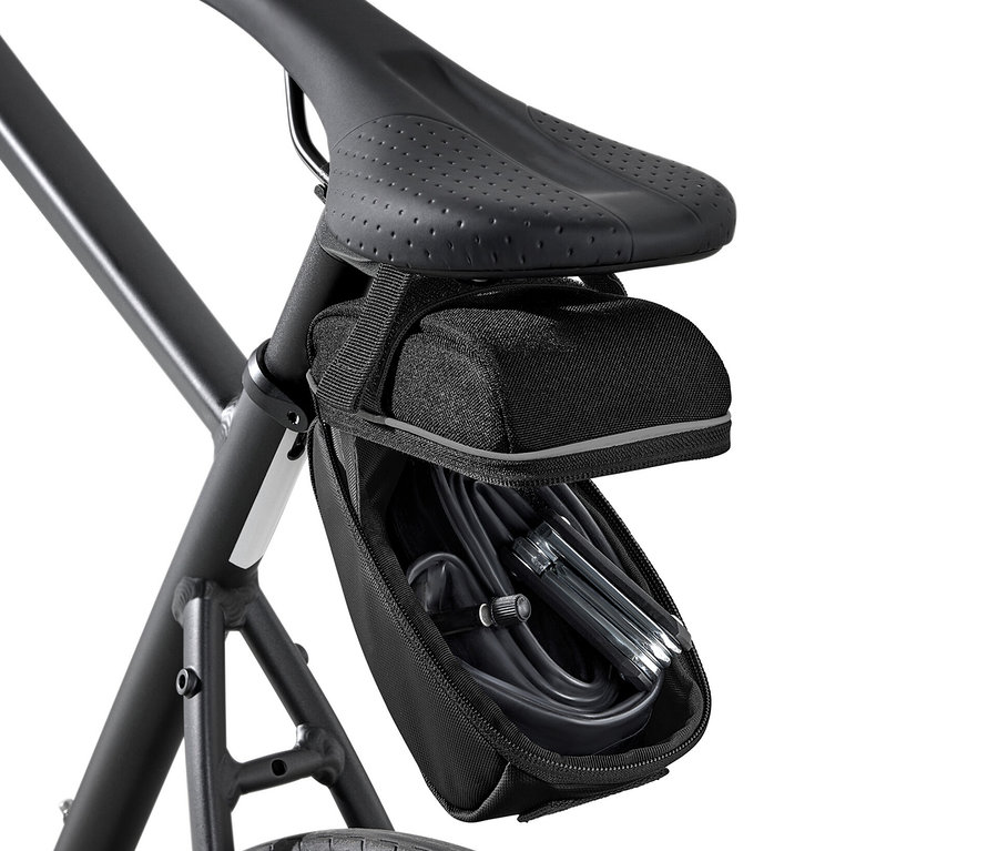 Čierna taška pod sedadlom bicykla pripevnená k sedadlu bicykla.