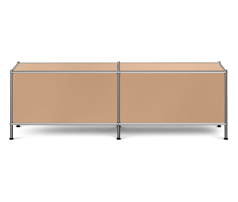 Dve béžové skrinky s kovovým rámom.