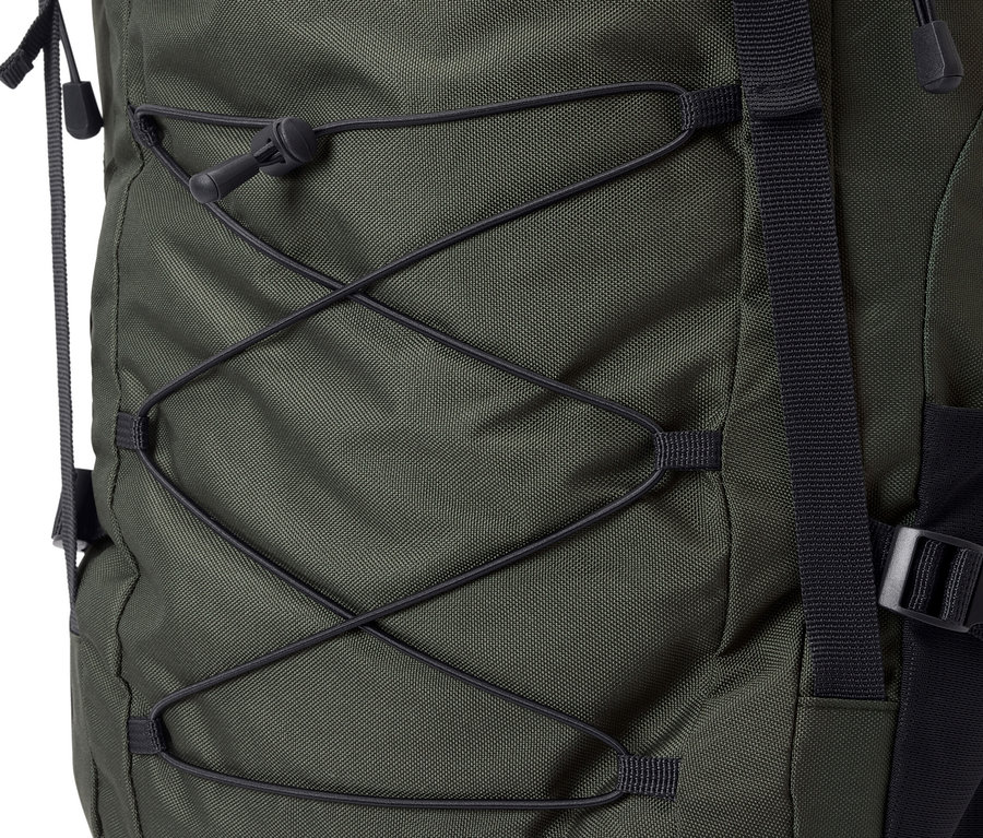 Detail zeleného turistického batohu s objemom 40 l.