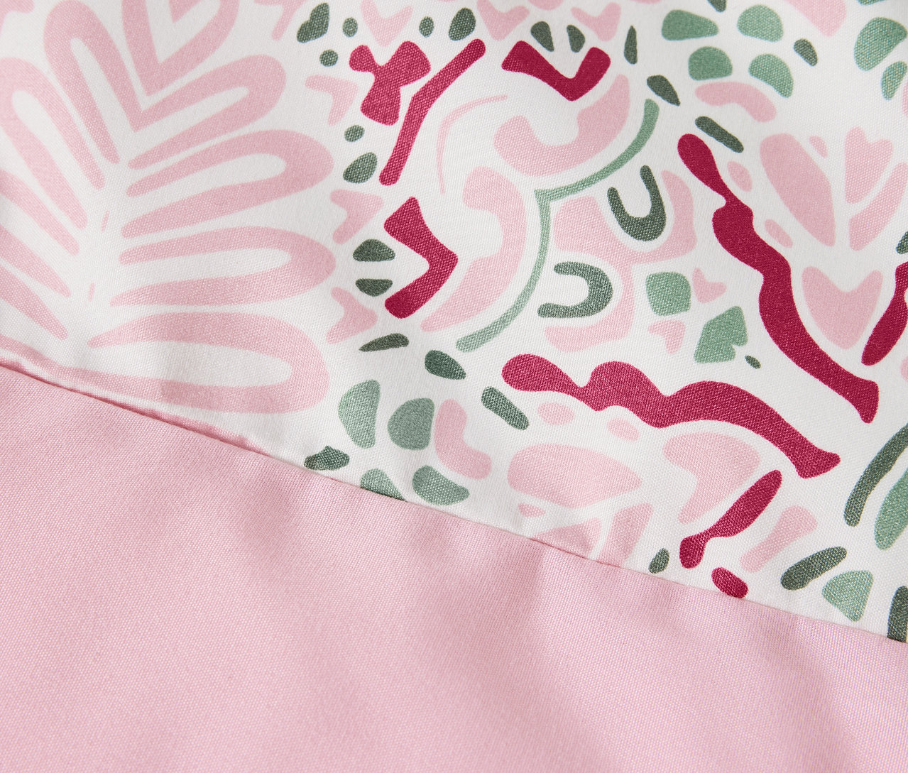 Detail ružovej posteľnej bielizne z mikrovlákna štandardnej veľkosti.