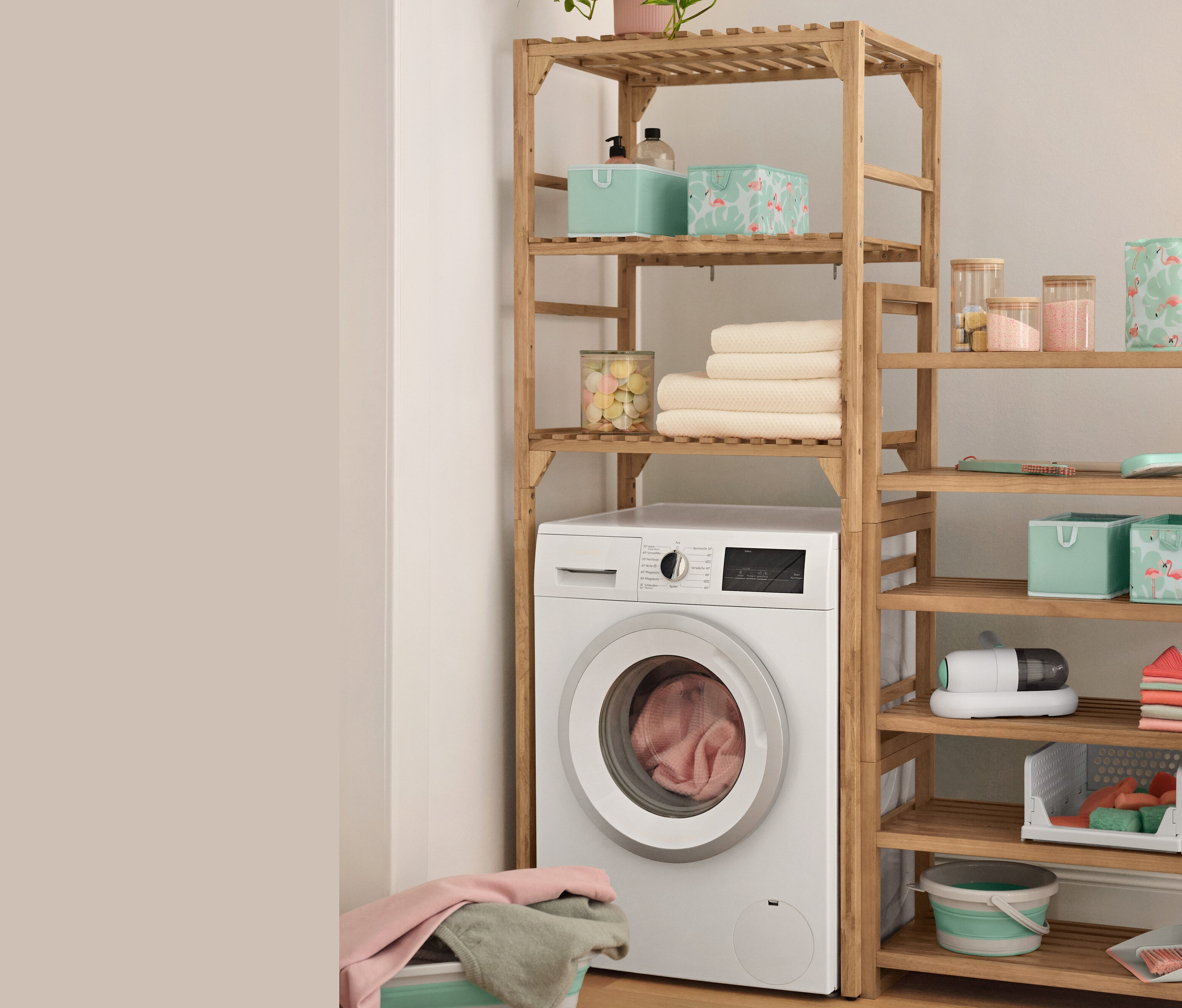 Polica s práčkou, Poťah na žehliacu dosku, Profesionálny akumulátorový vysávač a Organizéry do zásuviek, 2 ks.