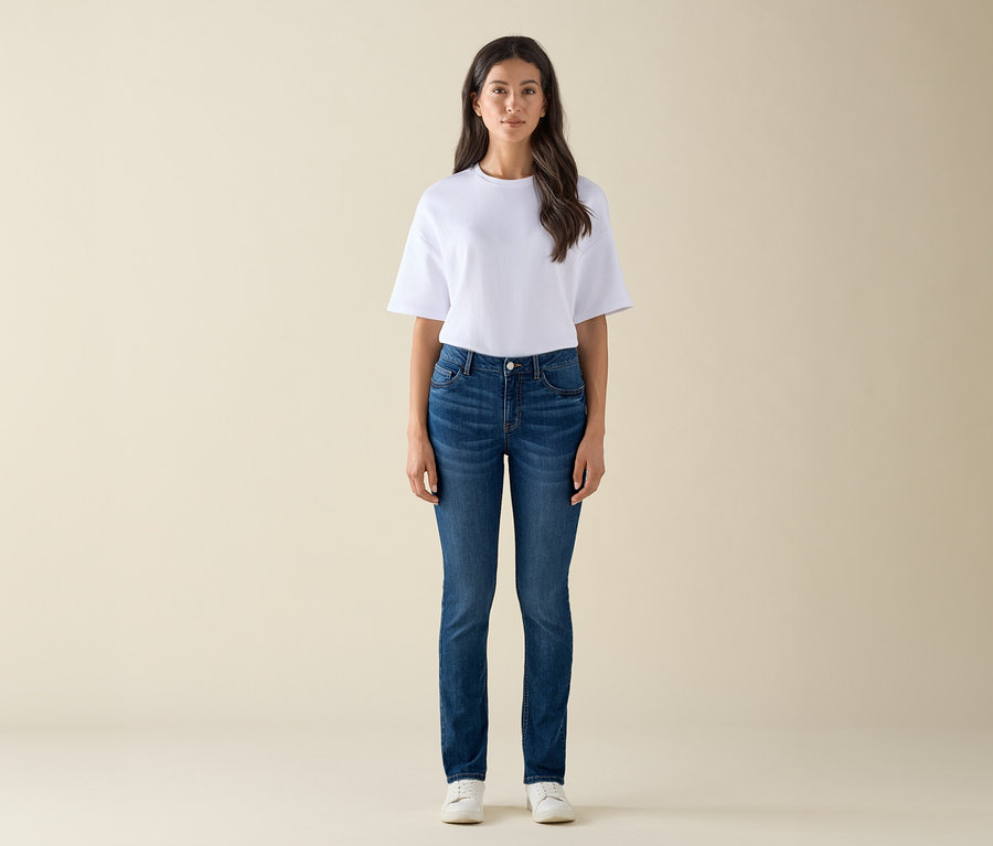 Žena pózuje v slim džínsoch – strih »Emma«, modrý denim.