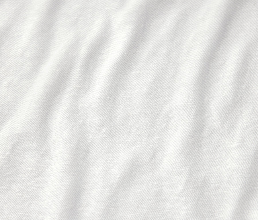 Detailný záber na biele tričko z ľanovej zmesi.