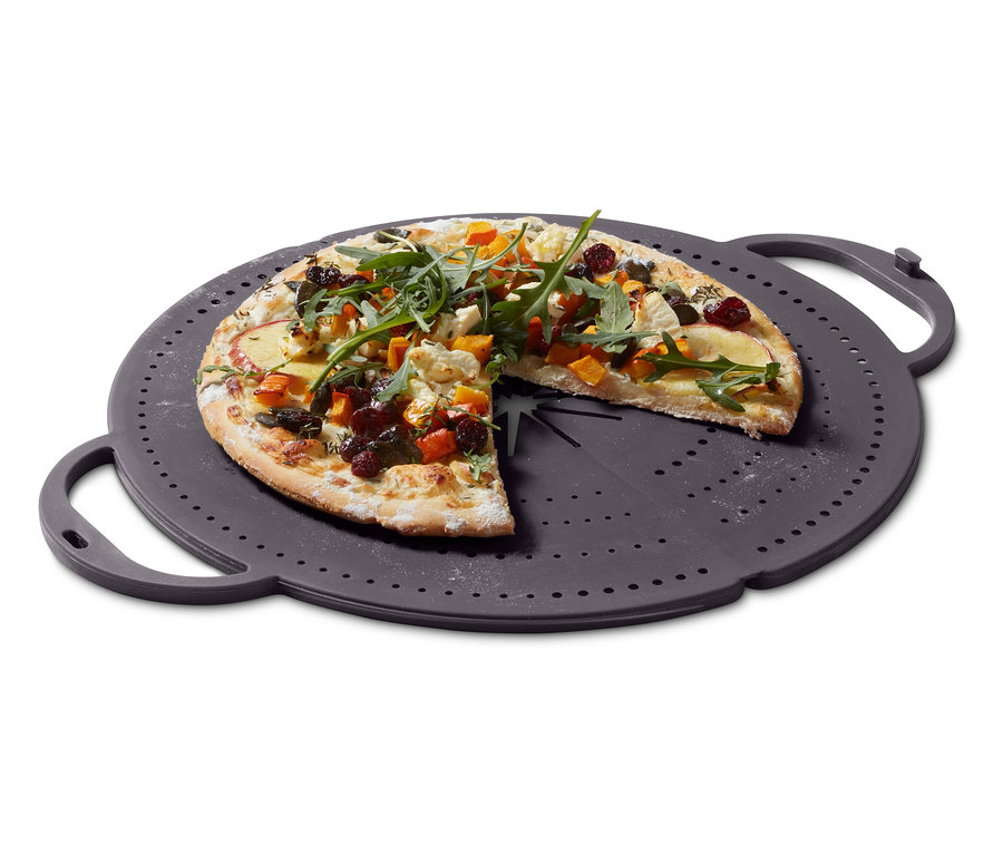 Pizza s jesennou zeleninou na sivom dierovanom podnose.