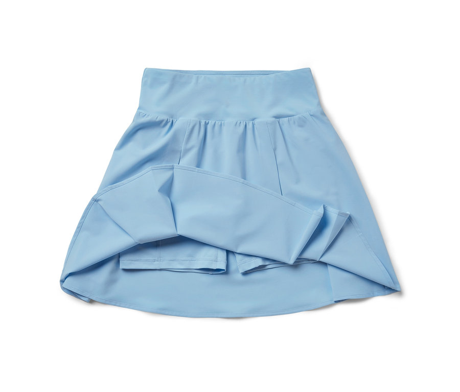 Svetlomodrá športová sukňa.