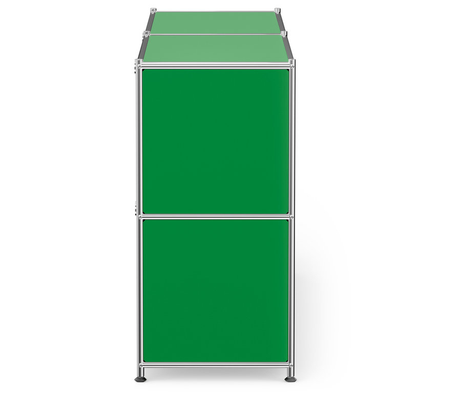 Dvojdielna zelená skrinka s chrómovaným rámom na bielom pozadí.