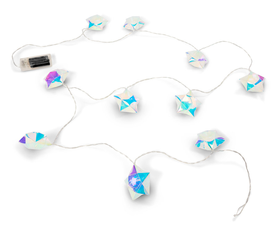 Reťaz svetiel v tvare hviezdy leží na bielom pozadí.