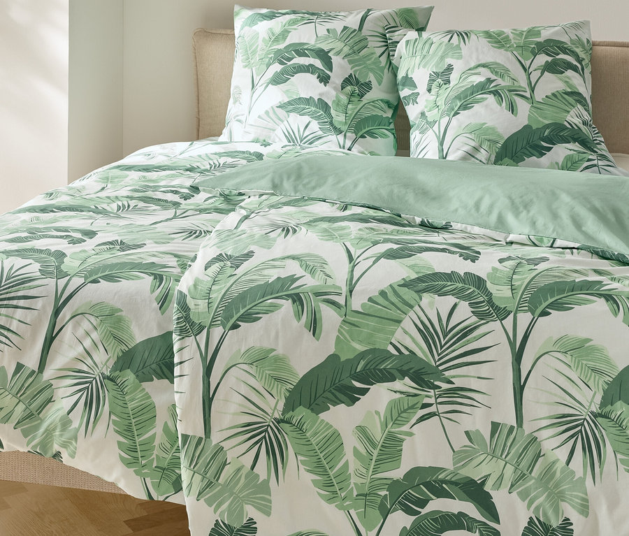 Posteľ s obliečkami renforcé s motívom paliem a dvoma vankúšmi.