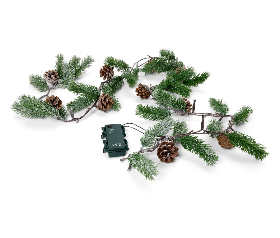 Zelená girlanda so šiškami a batériovým boxom leží na bielom pozadí.