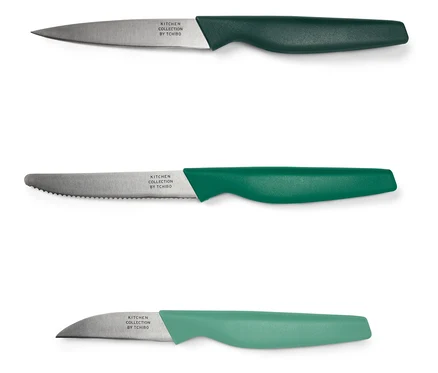 Tri nože Tchibo Kitchen Collection s rôznymi čepeľami a zelenými rukoväťami usporiadané na bielom pozadí.