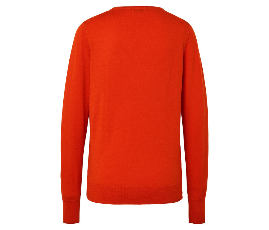Detail zadnej strany oranžového svetra s dlhými rukávmi.