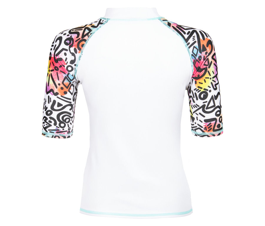 Biely rashguard s trojštvrťovými rukávmi, zdobený viacfarebným graffiti vzorom na rukávoch.