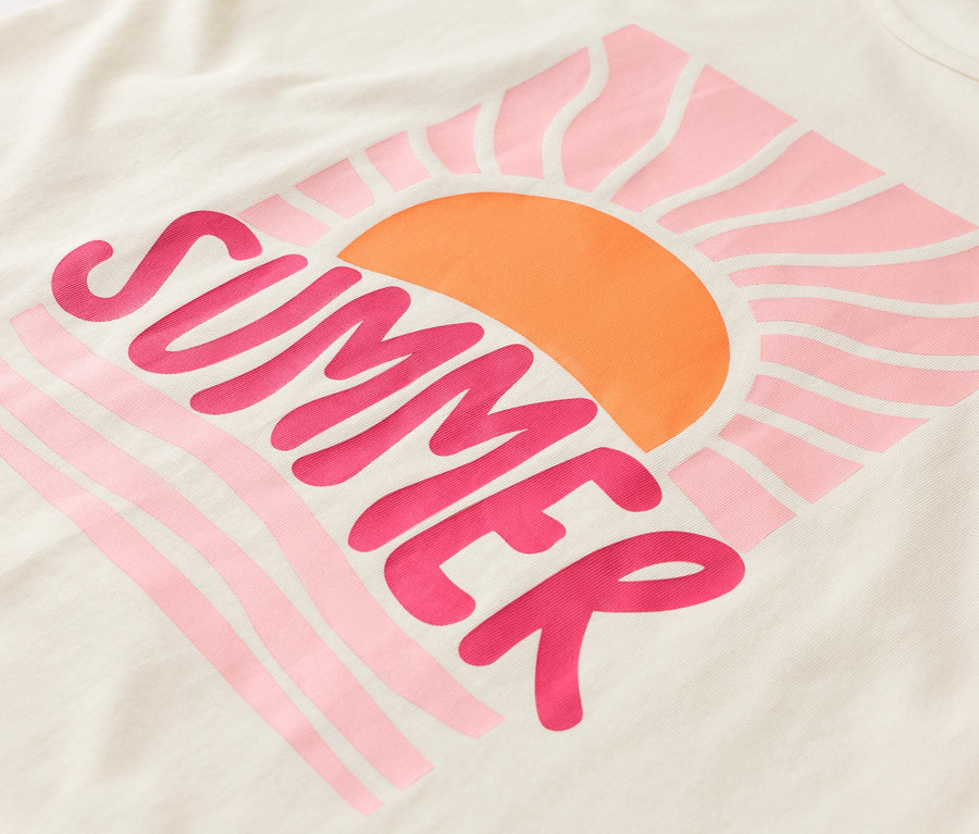 Na krémovej látke je ružový nápis "Summer" a oranžový východ slnka.