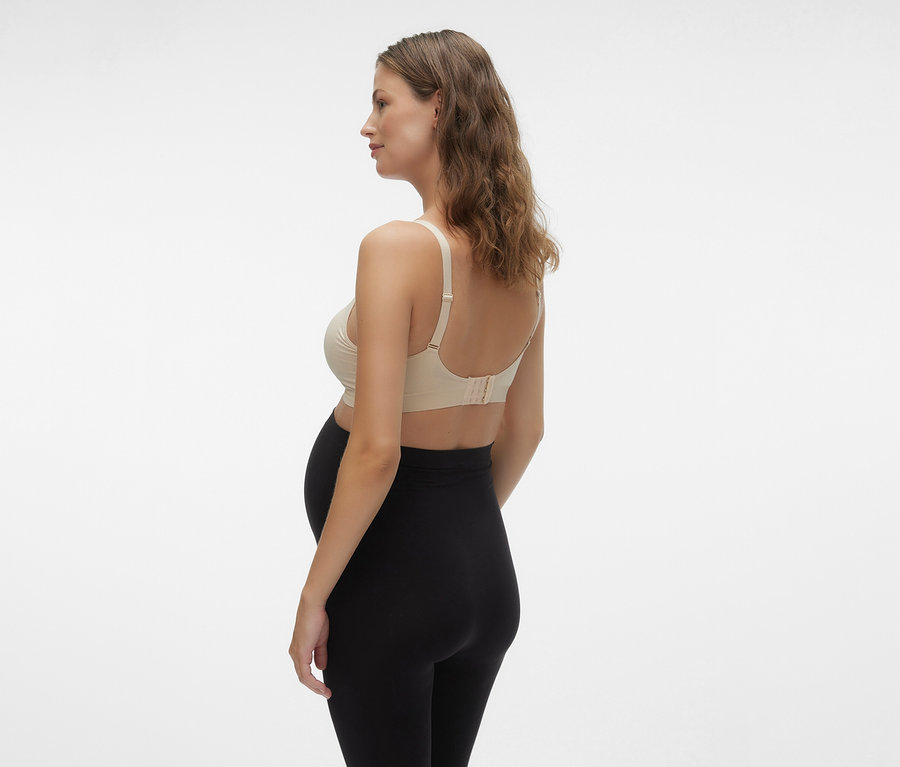 Tehotná žena zboku v čiernych legínach a podprsenke na dojčenie MAMALICIOUS MLILJA FEED ME BRA 2-P NOOS.