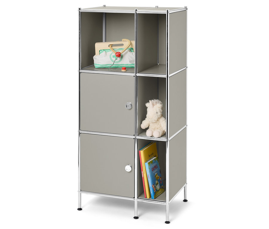 Sivý regál s hračkárskym lekárskym kufríkom, plyšovou hračkou a knihami.