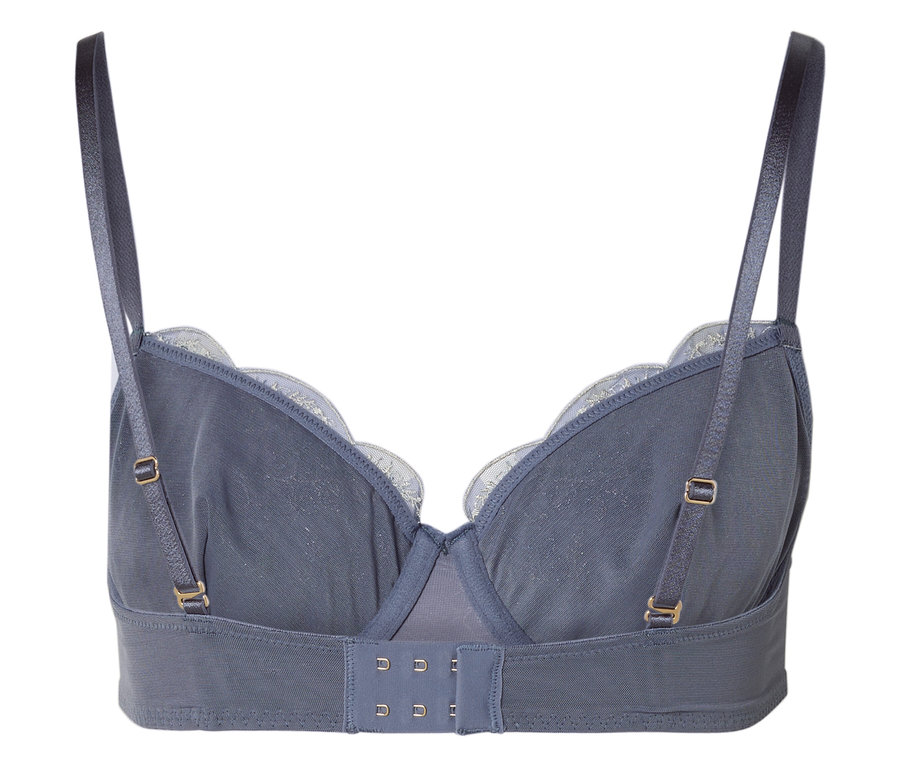 Detailný záber na zadnú stranu modrej podprsenky s bielou čipkou.
