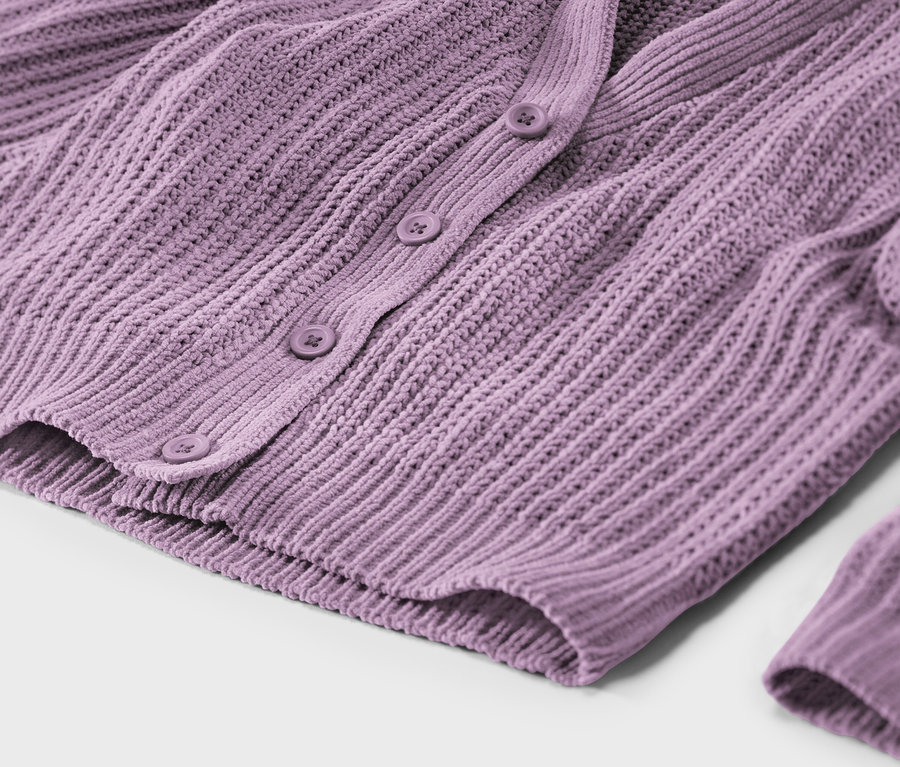 Detail fialového pleteného kardigánu s gombíkmi.