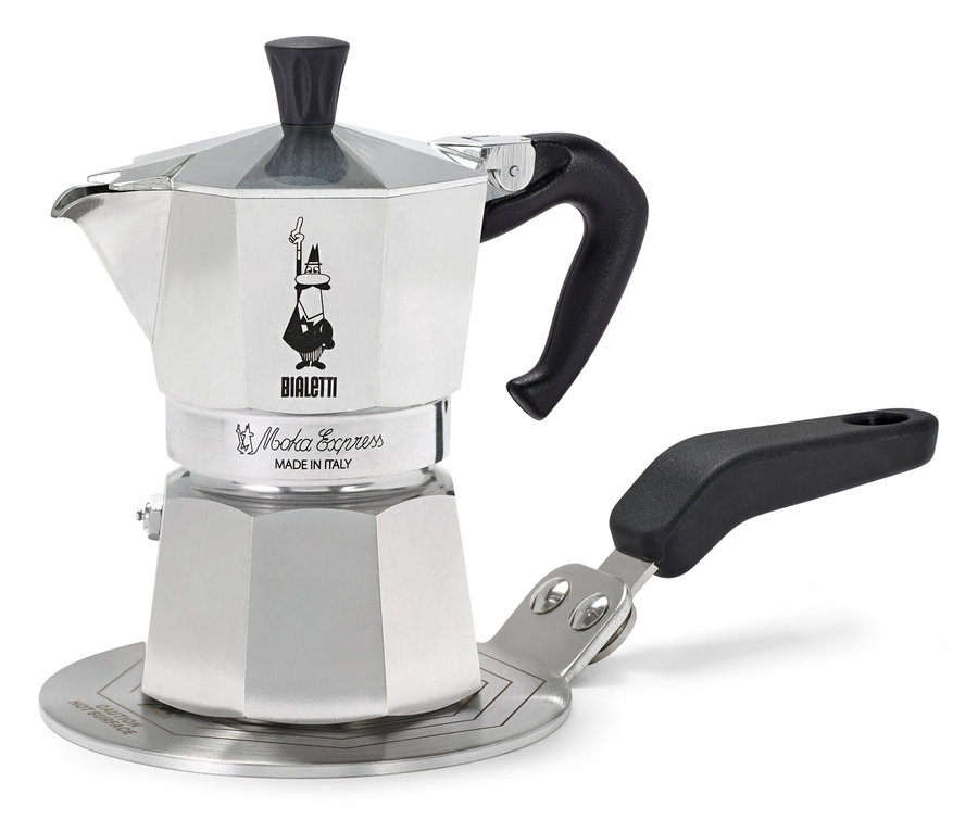 Strieborný kávovar Bialetti Moka Express stojí na striebornej varnej doske pred bielym pozadím.