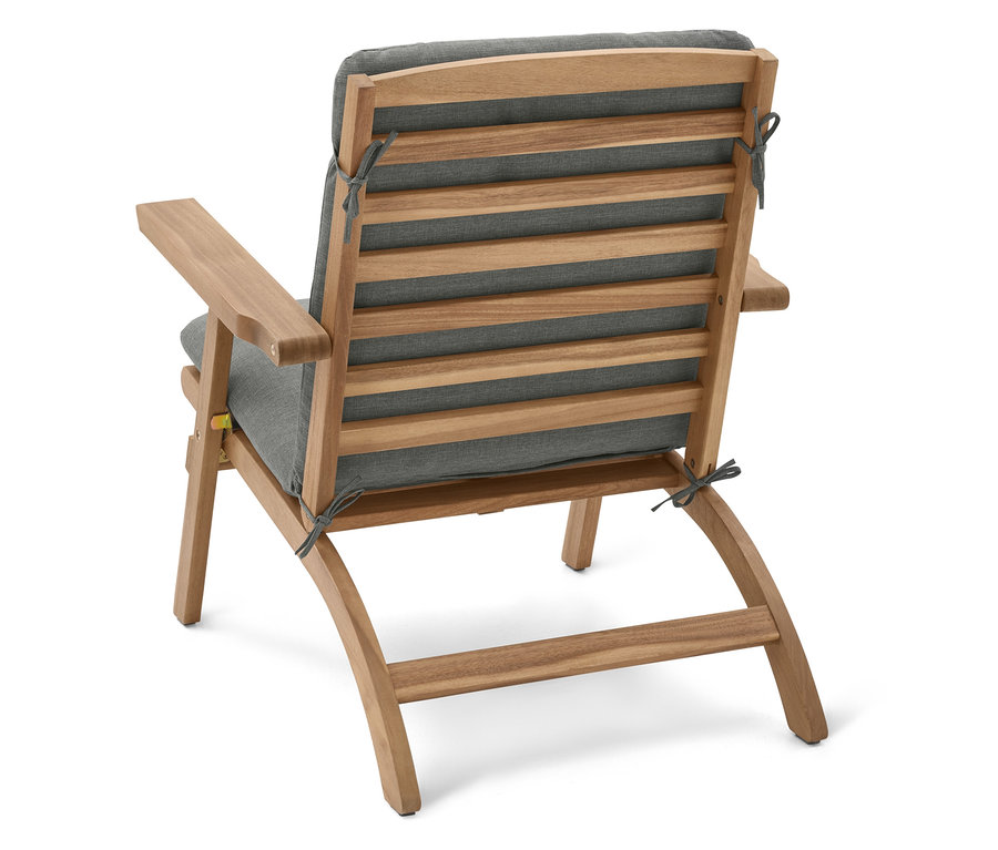 Pohľad zozadu na drevené záhradné kreslo so sivými vankúšmi.