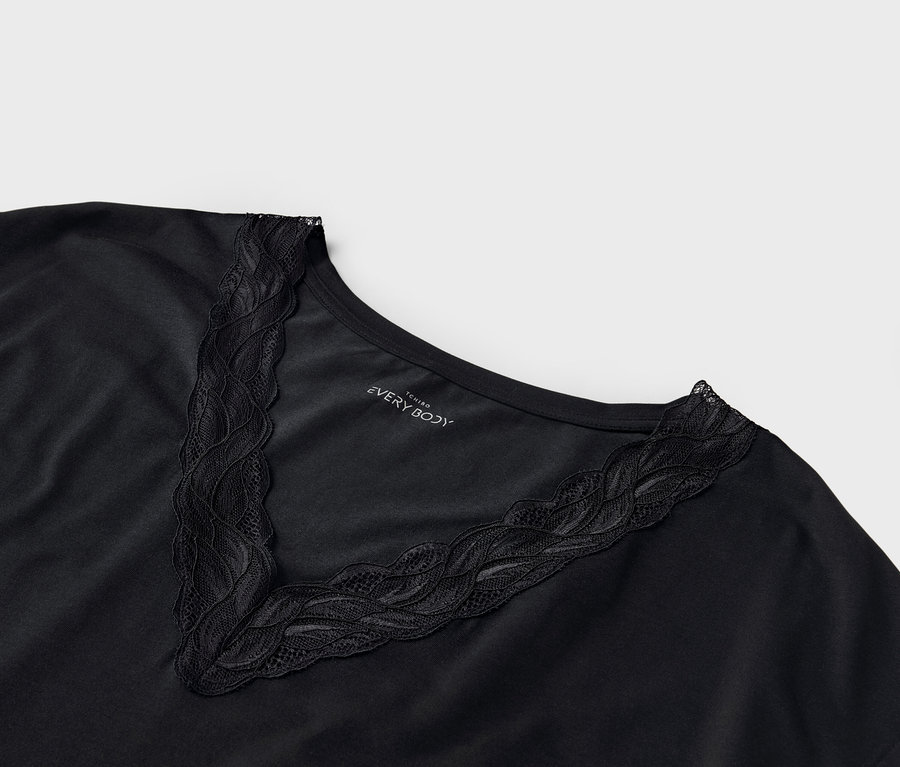 Detailný záber na čierne tričko s čipkovaným lemom na výstrihu do V.