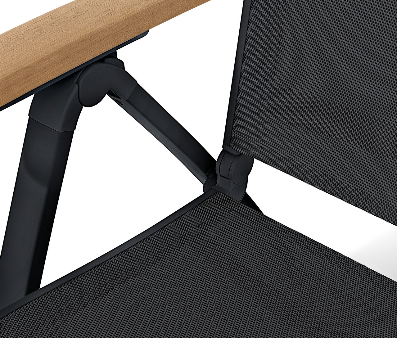 Detailný pohľad na stoličku s čiernou sieťovinou a svetlými drevenými podrúčkami.