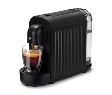 Čierny kávovar Cafissimo now black plní kávu do sklenice.