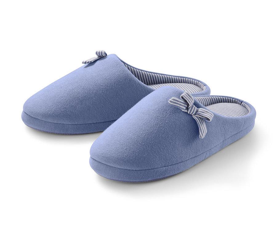 Dve svetlomodré papuče s mašľou.