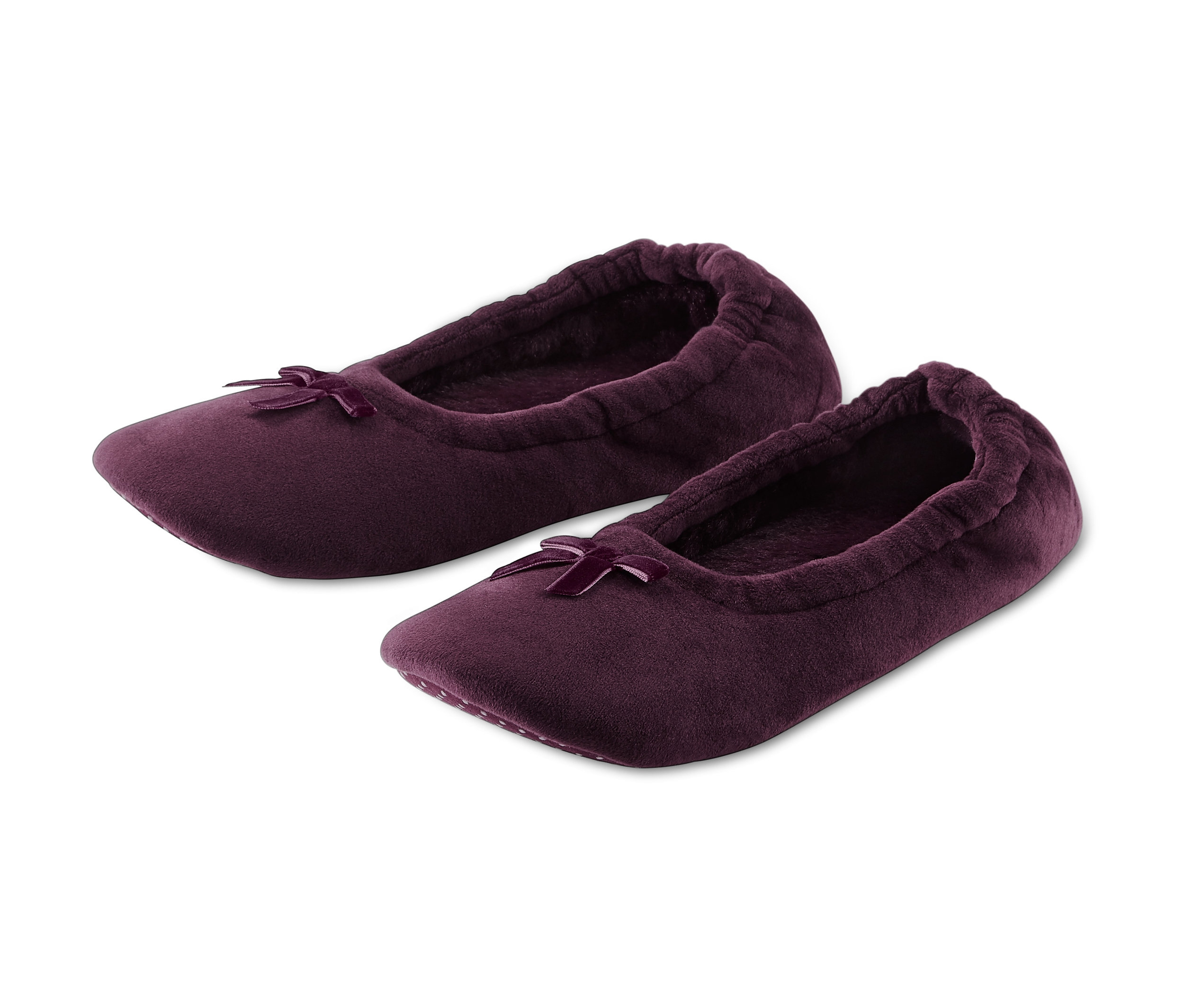 Dva páry domácich balerínok fialovej farby s mašľou.