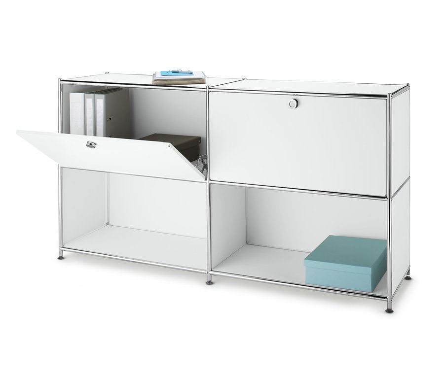 Biela kovová odkladacia skrinka s 2 nastaviteľnými výklopnými priehradkami, pričom jedna priehradka je otvorená.