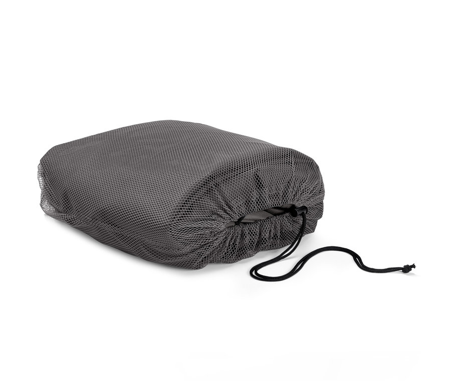 Sivý prémiový obal na záhradný nábytok stiahnutý šnúrkou.