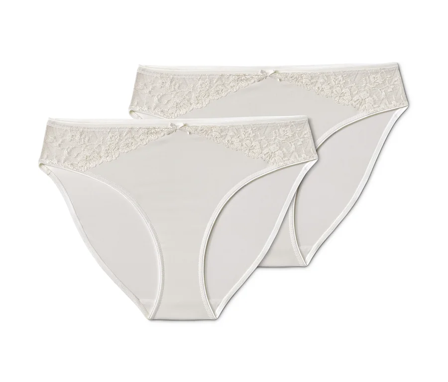 Dvoje krémovobielych nohavičiek s čipkou.