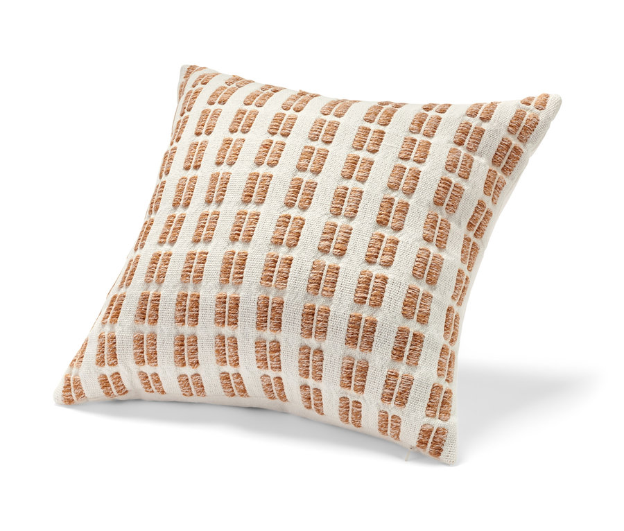 Dekoračný vankúš s béžovými a bielymi pruhmi.
