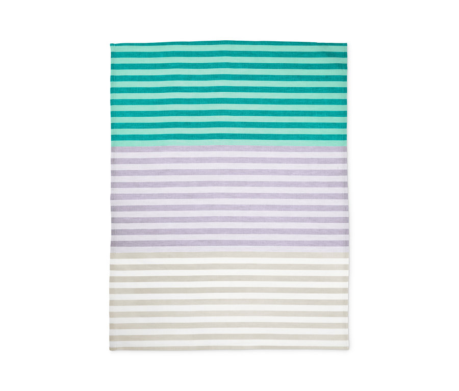 Tri pruhované utierky na riad v tyrkysovej, fialovej a béžovej farbe ležia.