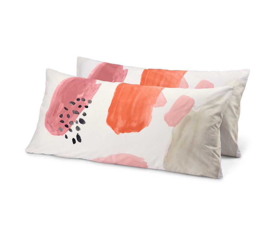 Dve obliečky na vankúše z perkálu s akvarelovou potlačou, každá s rozmermi 80 x 40 cm, ležia na sebe.
