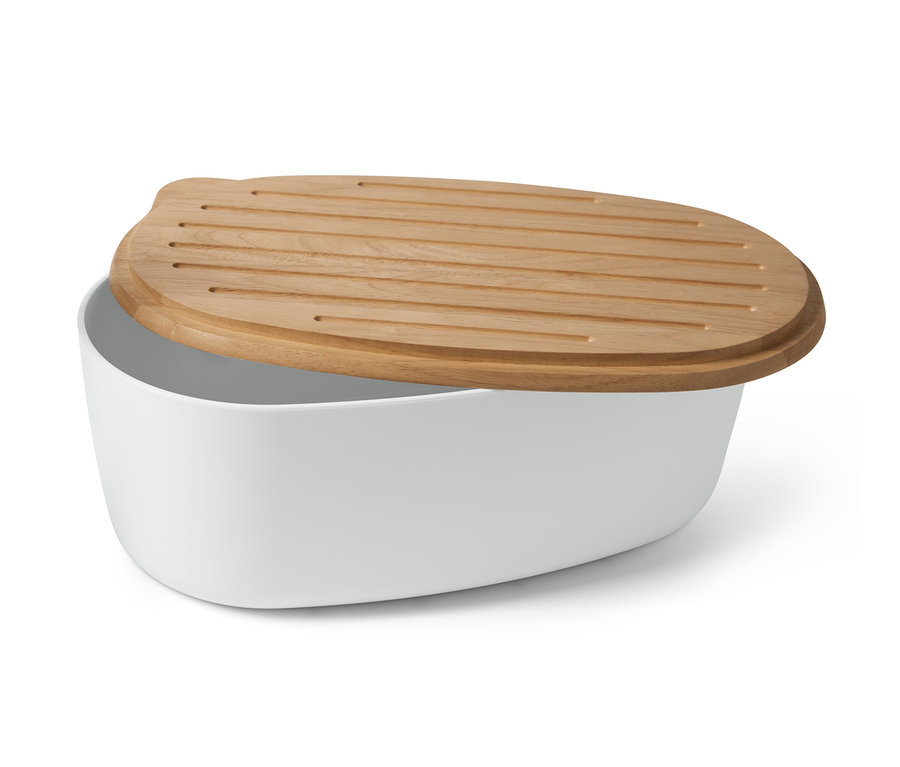 Biela chlebovnica s doskou na krájanie.