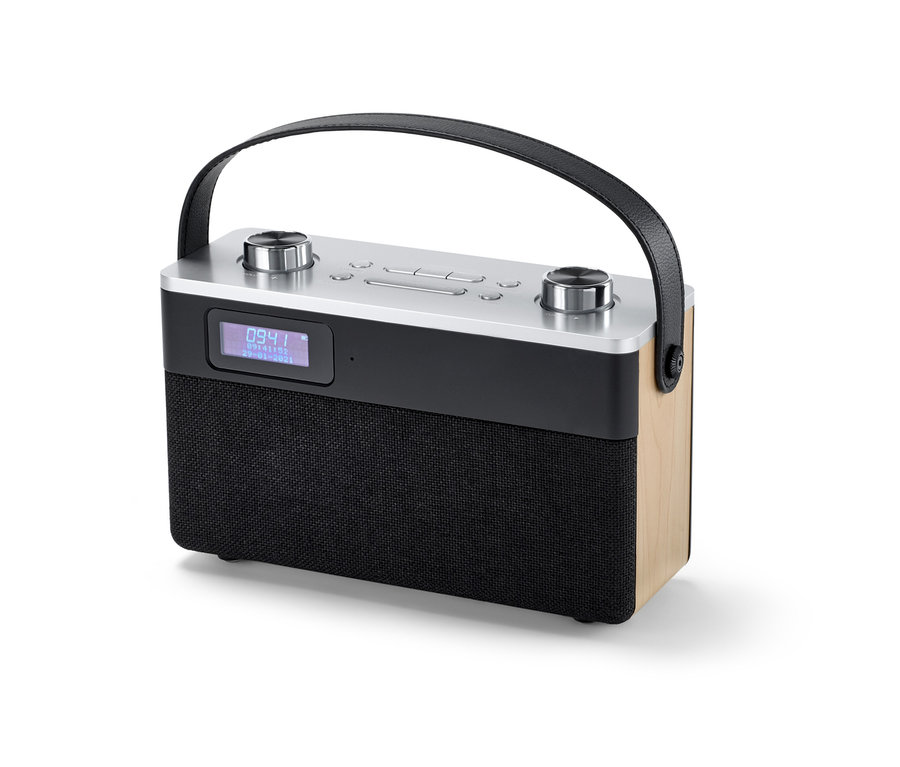 Pohľad spredu na digitálne rádio DAB+/FM s Bluetooth® so strieborným vrchom, čiernym látkovým predným panelom a drevenými bokmi.