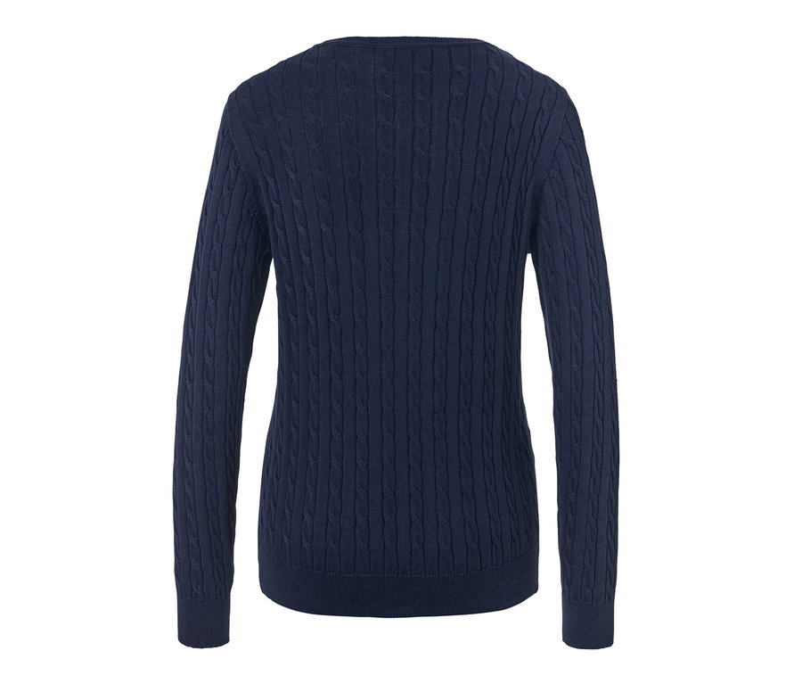 Tmavomodrý pletený pulóver s vrkočovým vzorom.