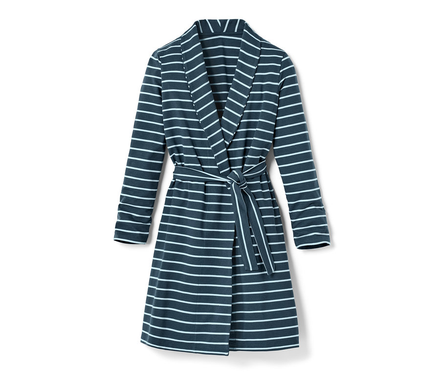 Modro-biely pruhovaný župan s opaskom.