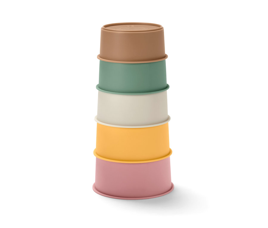 Na sebe naskladané stohovateľné poháriky na kúpanie v hnedej, zelenej, krémovej, žltej a ružovej farbe.