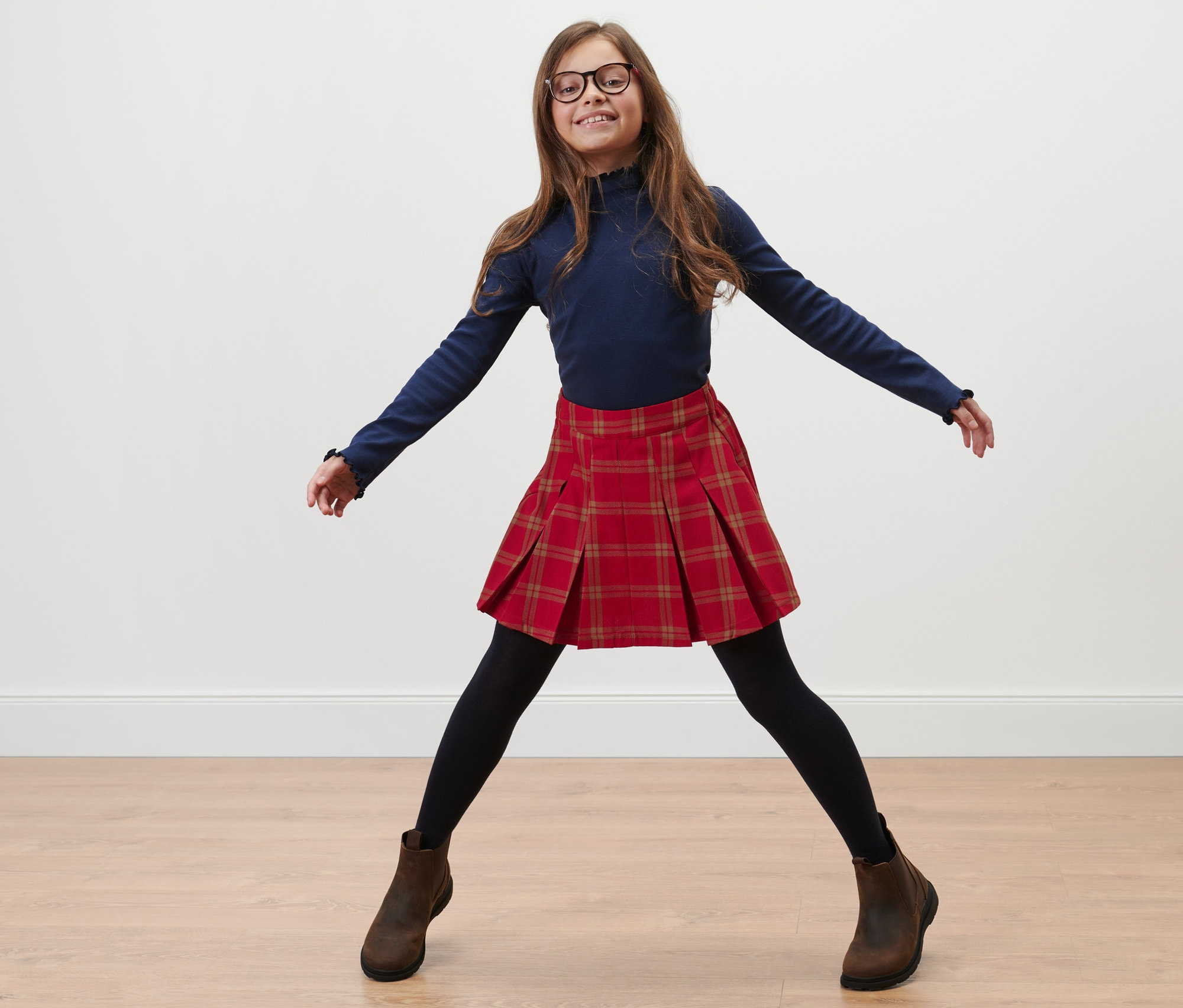 Dievča pózuje v detských šortkách so vzhľadom sukne.