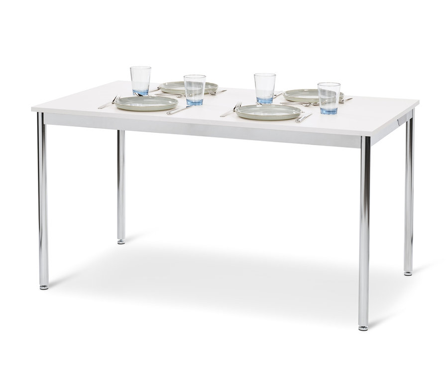 Prestretý kovový stolík »CN3«, cca 140 x 80 cm so štyrmi taniermi a pohármi.