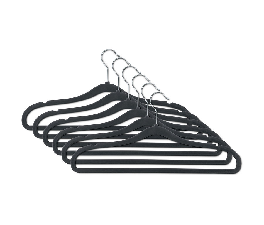 Sada šiestich čiernych, extra úzkych vešiakov na šaty.