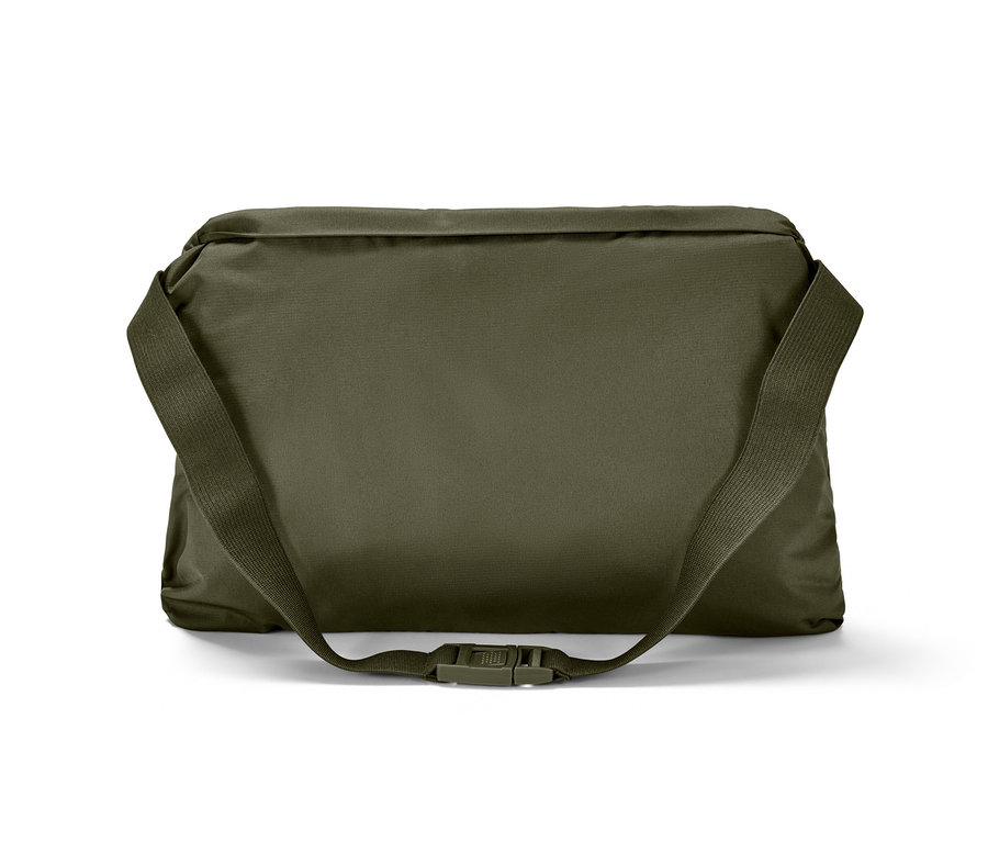 Zelené unisex pončo do dažďa s rukávmi zložené do obalu.