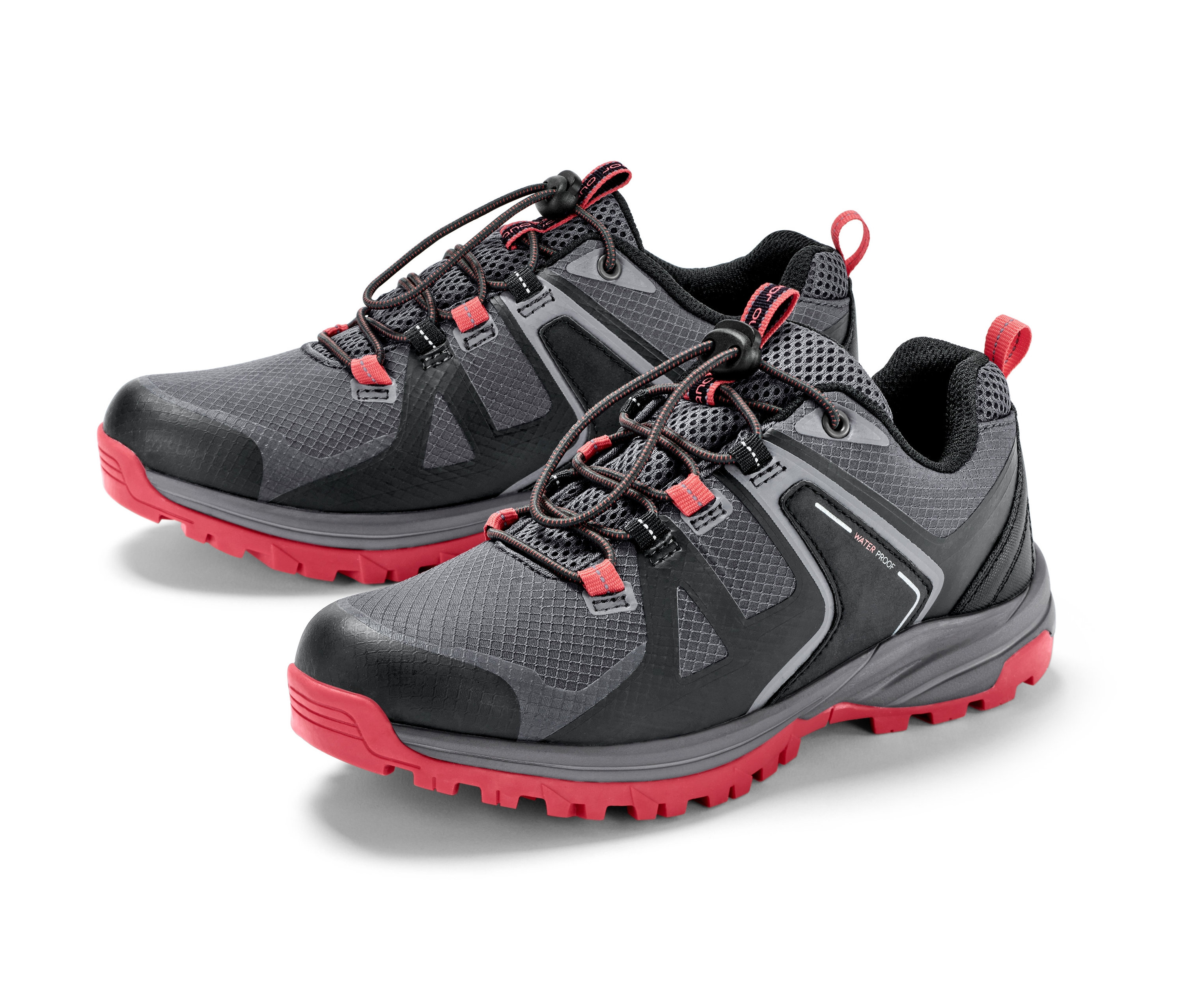 Dve trekingové topánky v šedej a čiernej farbe s červenými podrážkami.