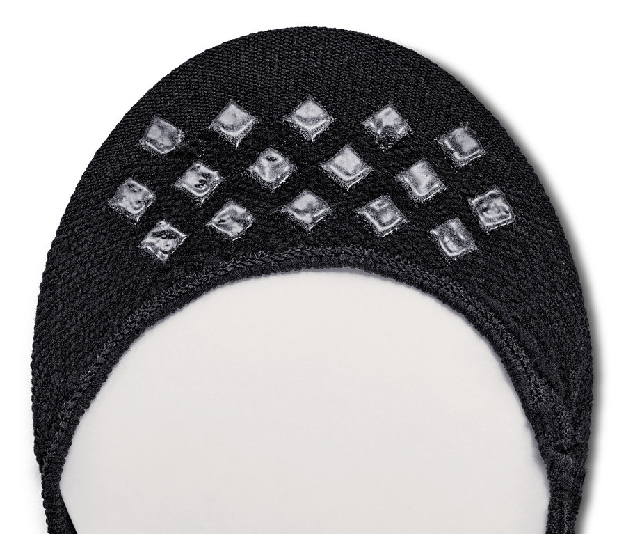 Detailný záber na čierne Ťapky do športových topánok, 2 páry, s protišmykovými prvkami na spodnej strane.