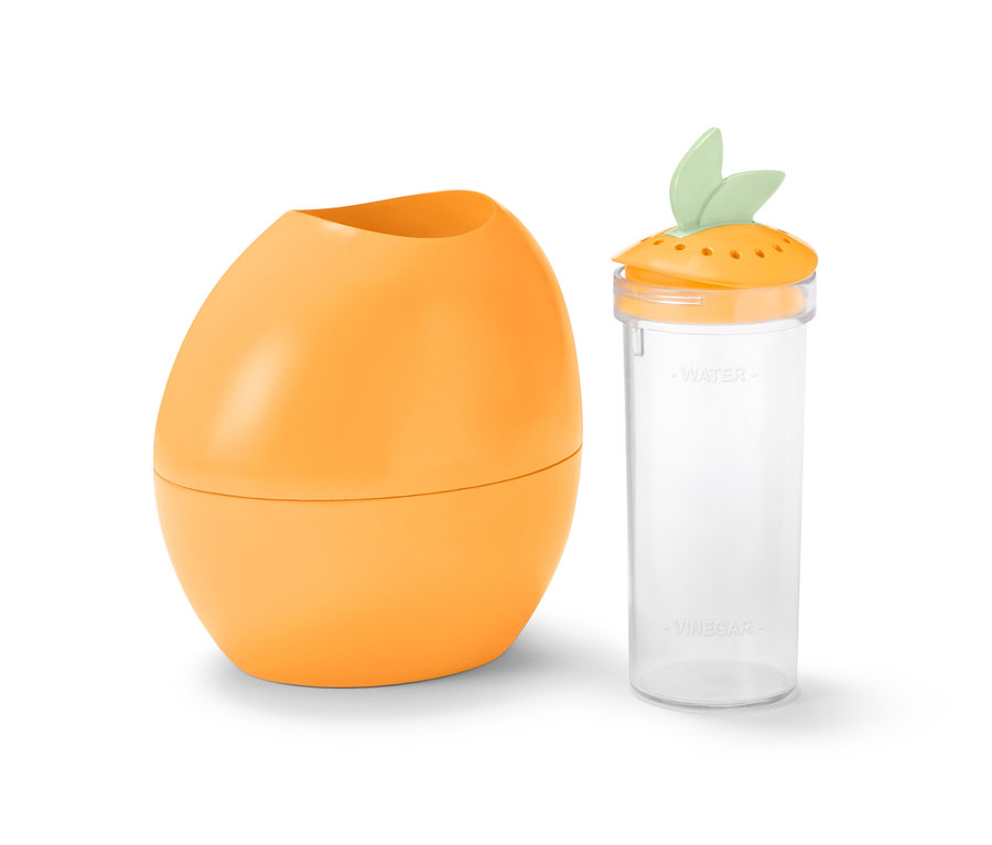 Oranžový čistič mikrovlnnej rúry v tvare pomaranča a nádoba na vodu a ocot.