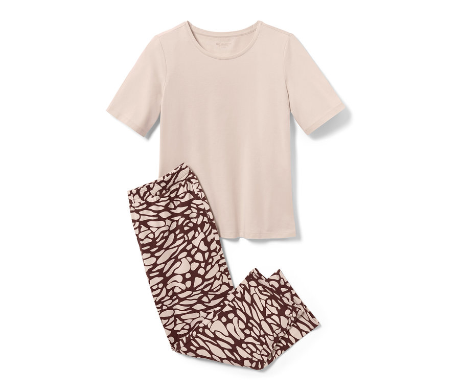 Krémové pyžamo s hnedými vzorovanými nohavicami.