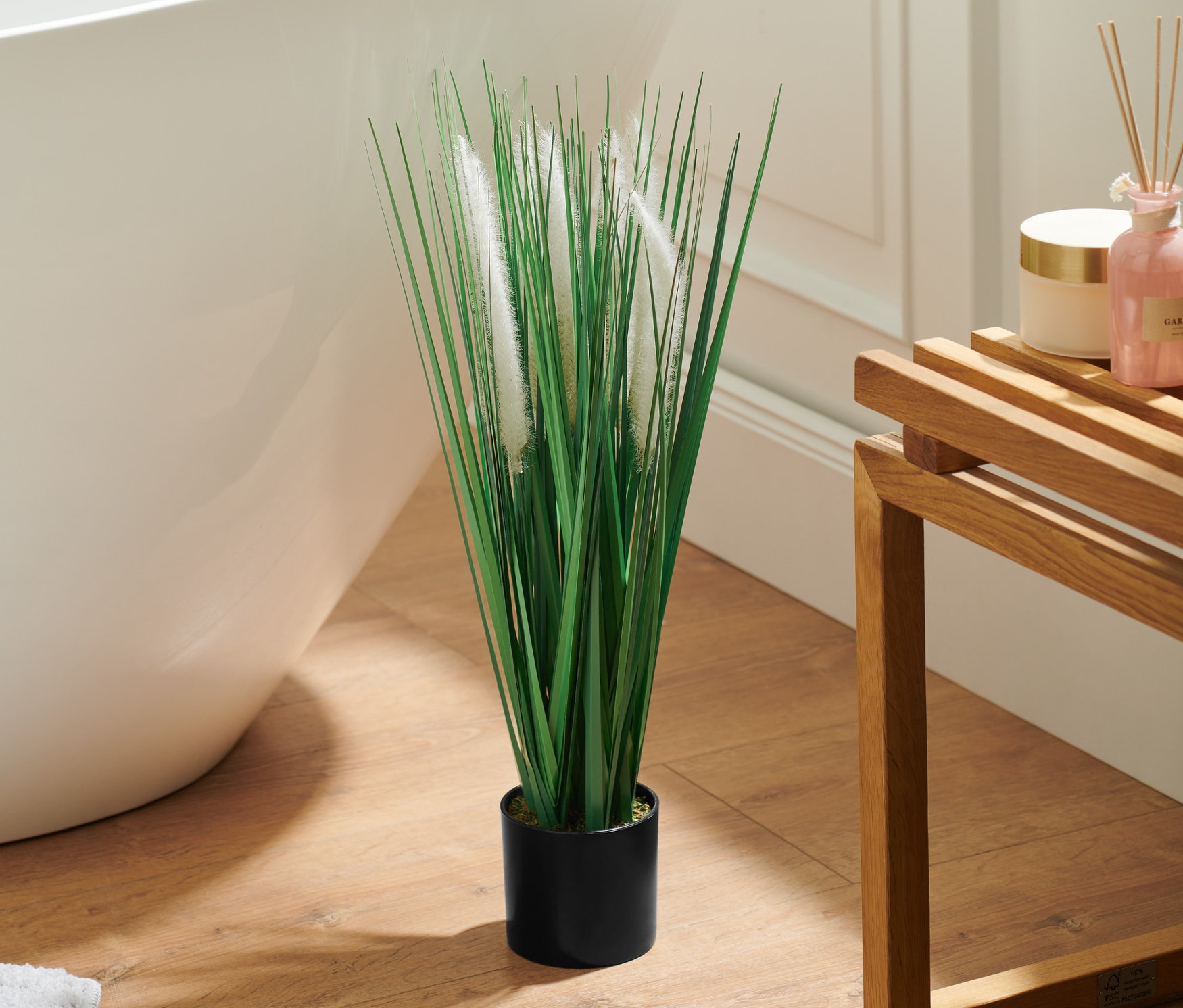 V kúpeľni stojí umelá rastlina »Gräser und Pampas« v kvetináči vedľa vane.