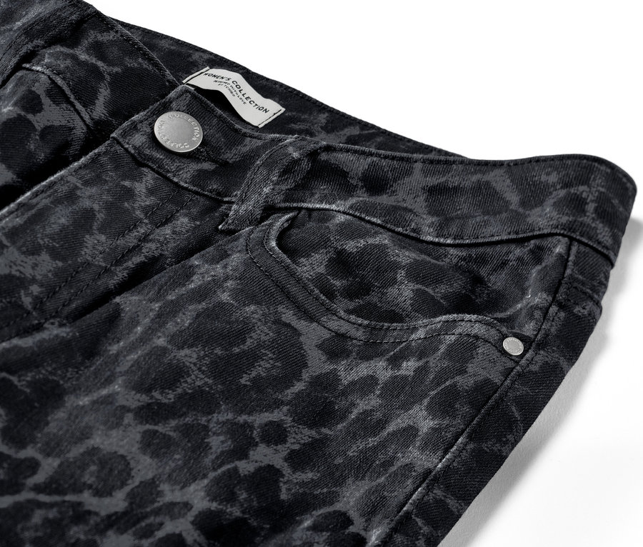 Detail Straight Jeans s potlačou – strih »Kira«.