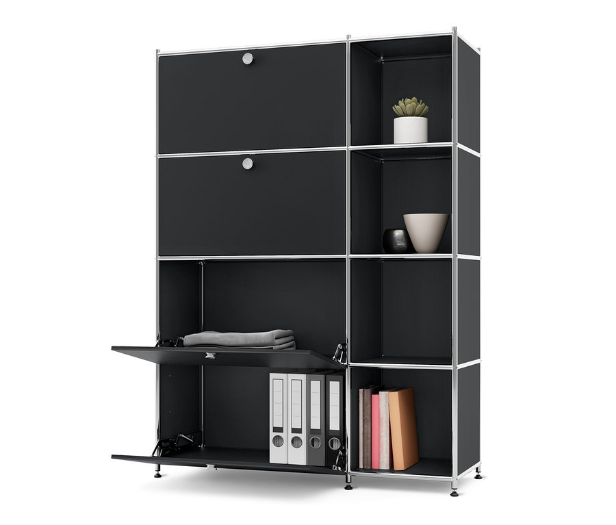 Čierna kovová skrinka »CN3« so 4 výklopnými priečinkami, z ktorých jeden je otvorený a odhaľuje zakladače a zložené oblečenie.